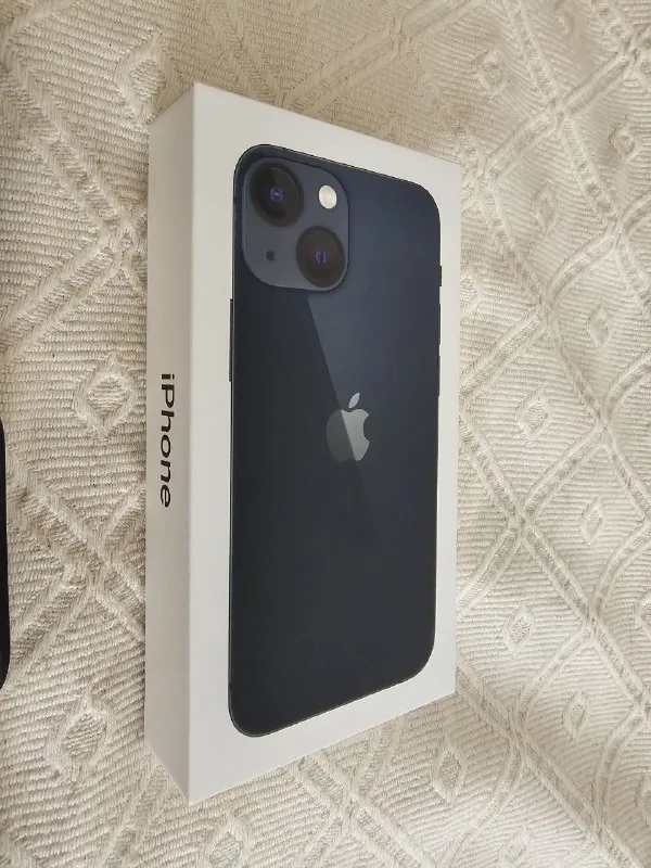 iPhone 13 mini, 4 чехла, зарядка 1
