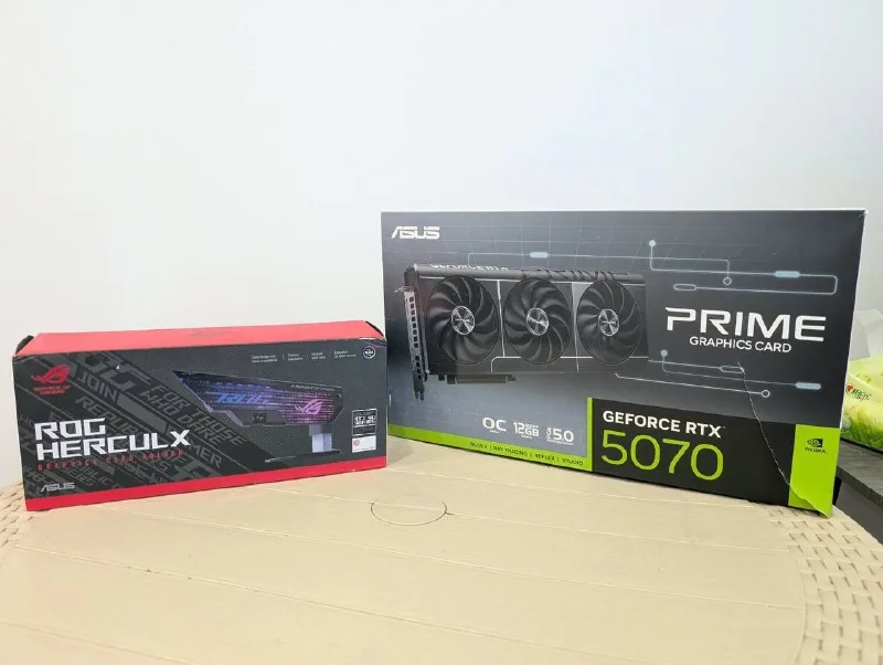 Видеокарта ASUS RTX 5070 и держатель 1