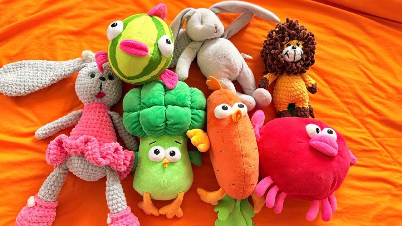 Мягкие игрушки: заяц, лев, различные животные