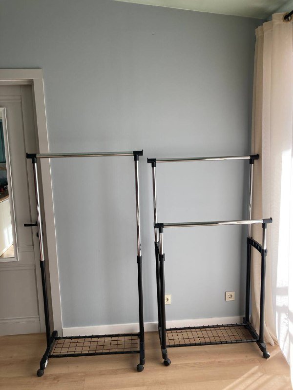 Два рейлинга и стол диаметром 100 см