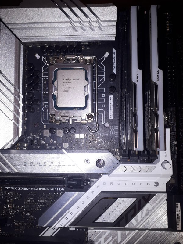 Motherboard ASUS ROG STRIX Z790-А, CPU Intel Core i5-12600K, SSD 512GB, RAM 32GB, Windows 10 Pro