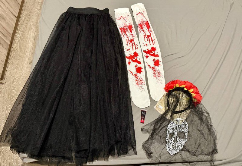 Черная юбка, кровавые чулки, обруч с фатой, тюбик крови