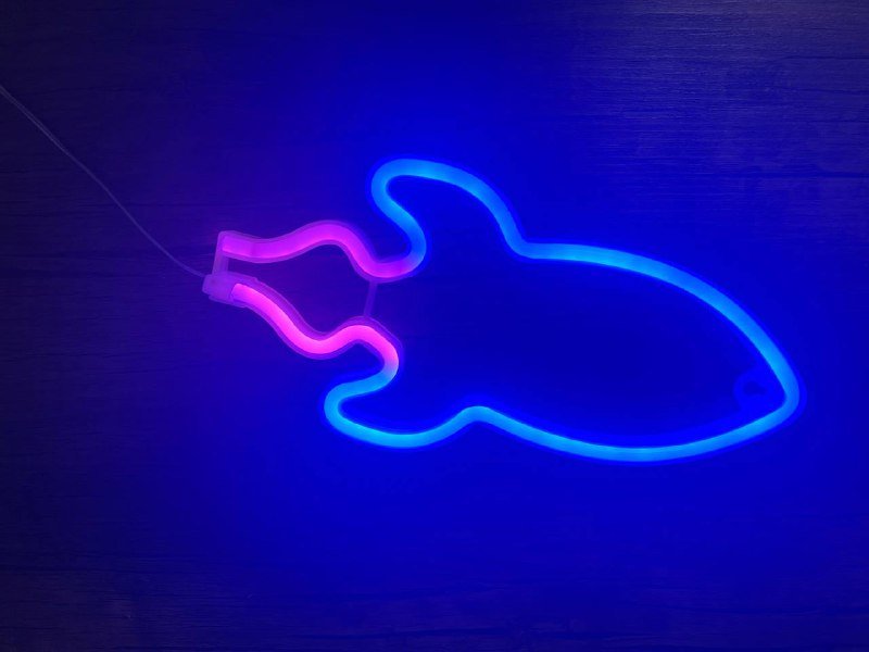 Неоновый светильник ракета