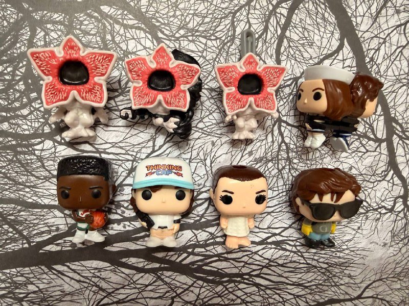 Фигурки из Киндер Джой Очень странные дела