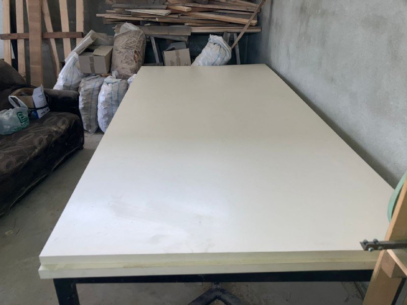 Офисный стол молочно-белый стальной каркас