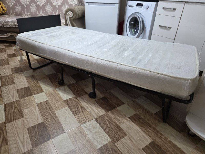 Раскладная кровать с матрасом