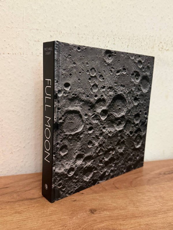 книги о Луне, дагеротипе, войне и загадках