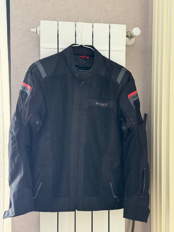 Мужская куртка-экипировка с защитой на плечах и локтях