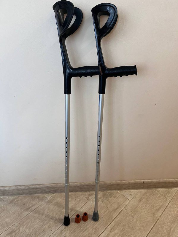 столик для ноутбука, фитнес-резинки, костыли 6