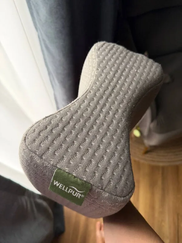 Pillow between the knees for sleeping 1