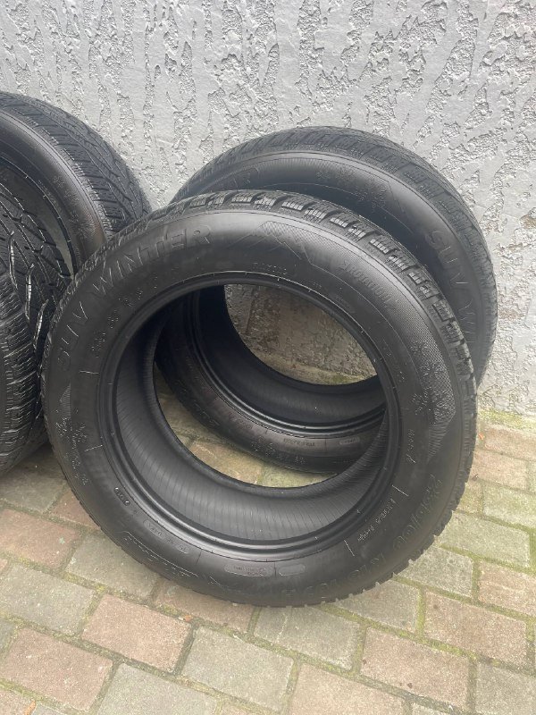 Комплект зимней резины 235-60 R18 2