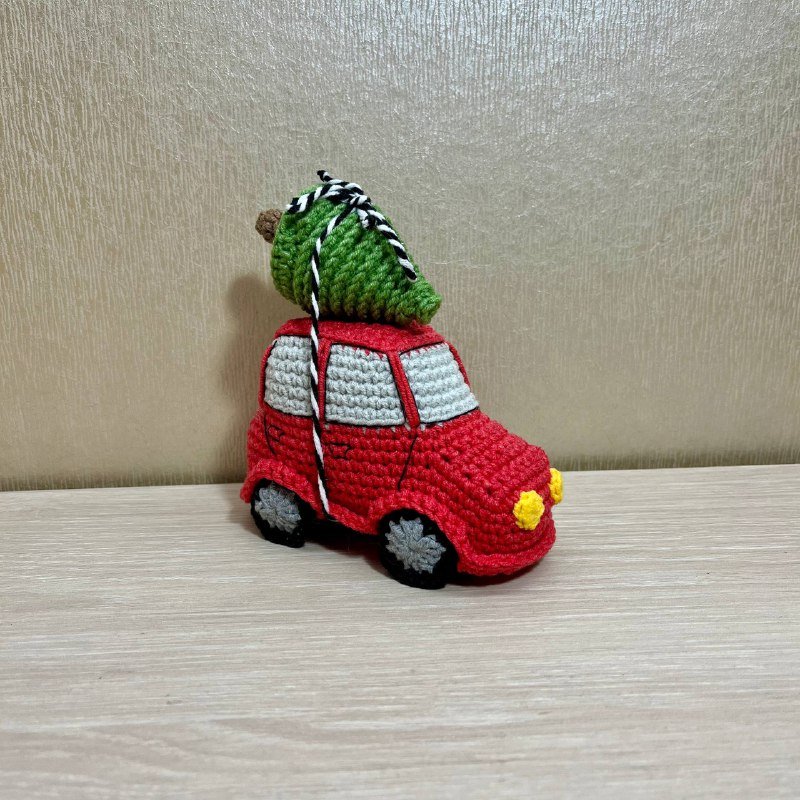 Машинка с елкой игрушка вязаная