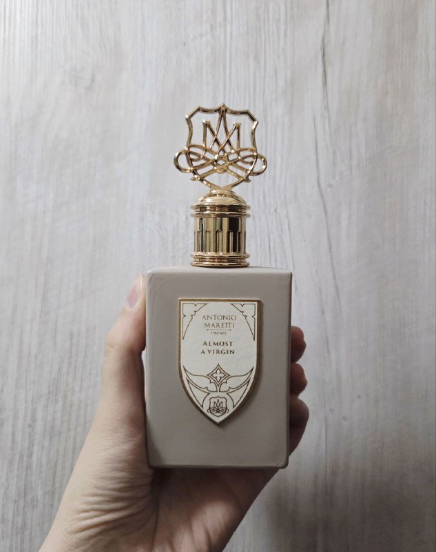 Вешалки металлические, расчёска, крем Topicrem, зеркало, духи Antonio Maretti 8