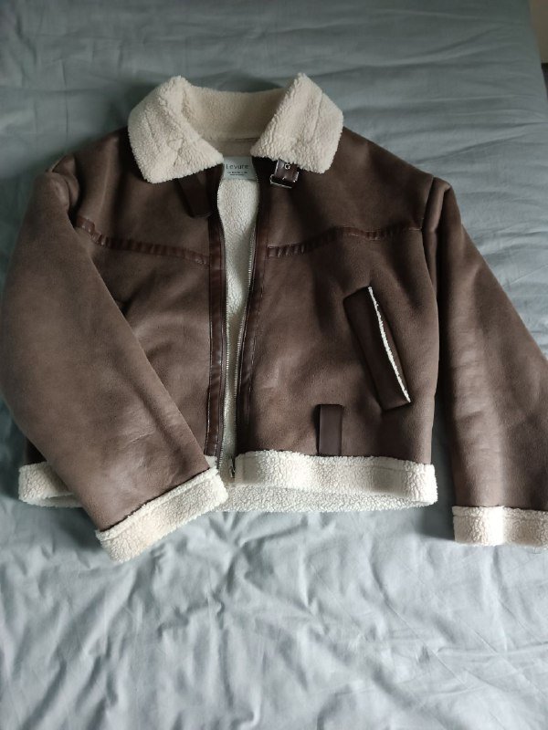 Куртка коричневая, белый жилет, бежевый пуховик, черный пуховик размер М