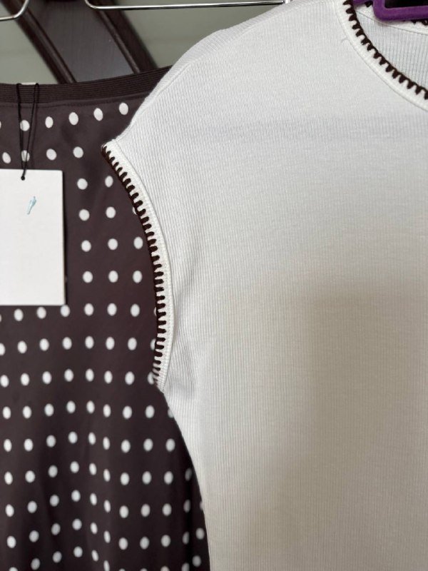 Юбка атласная, футболка белая, жилет шоколадный 2