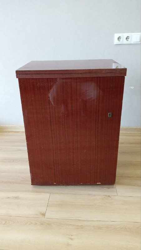 Швейная машина в шкафу с аксессуарами 3