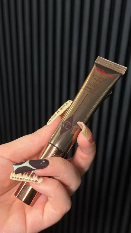 Контур-стик Charlotte Tilbury, тональная основа MAC, тональный стик Dior, хайлайтер Kiko, тональная сыворотка Clarins 1