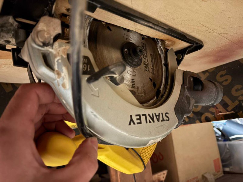 Столярный верстак с фрезером Bosch и пилой Stanley 6