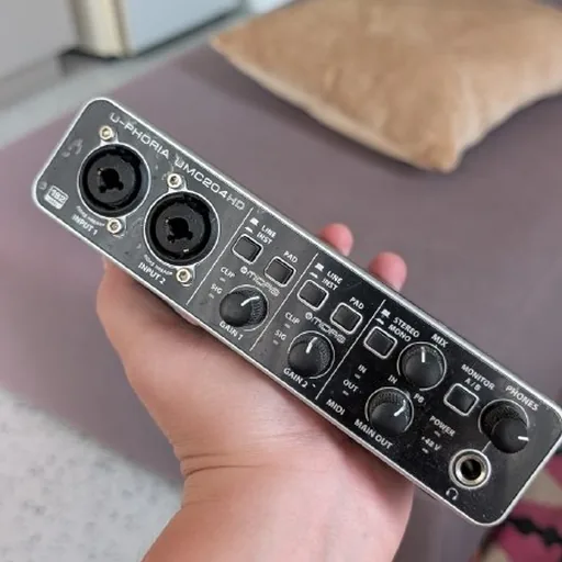 Behringer U-Phoria UMC204HD аудиокарта