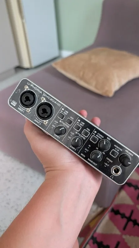 Behringer U-Phoria UMC204HD аудиокарта 1