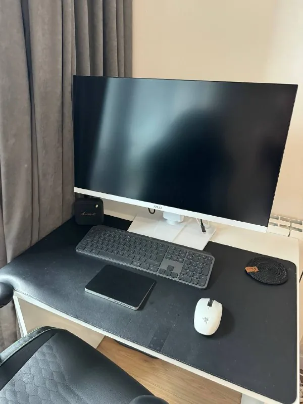 Кресло Razer Iskur v2, монитор MSI MAG 274URFW 1