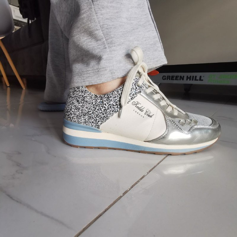 Женские кроссовки в хорошем состоянии