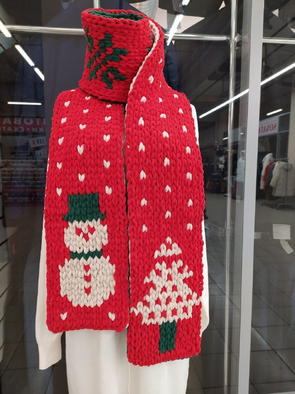 Длинный вязаный шарф с новогодними рисунками