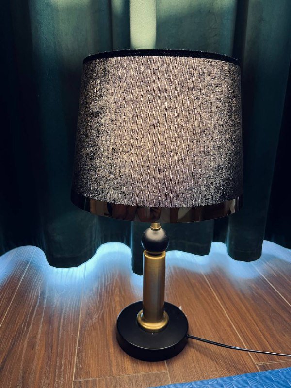 Чёрная с золотом лампа с абажуром