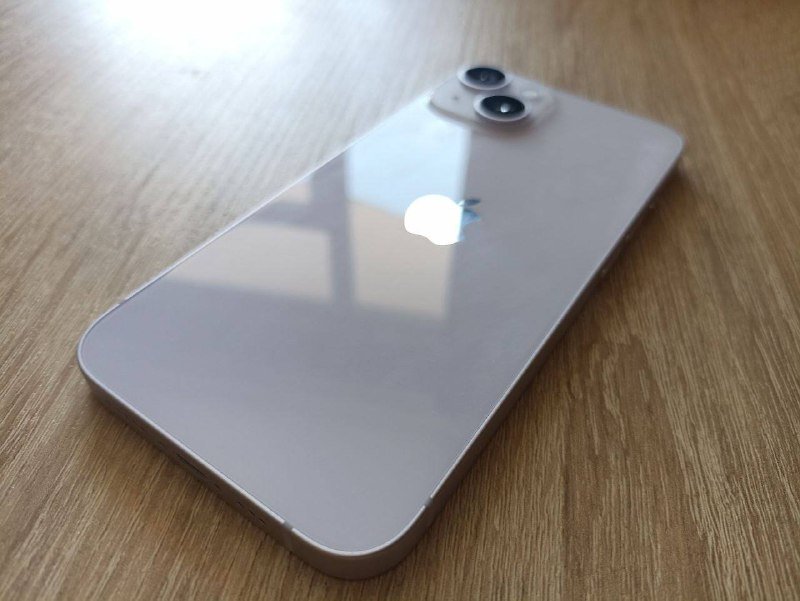 iPhone 14 с зарядкой 4