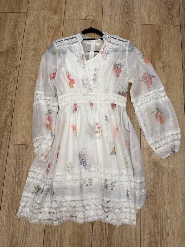 Женское белое платье с цветочным узором размер M