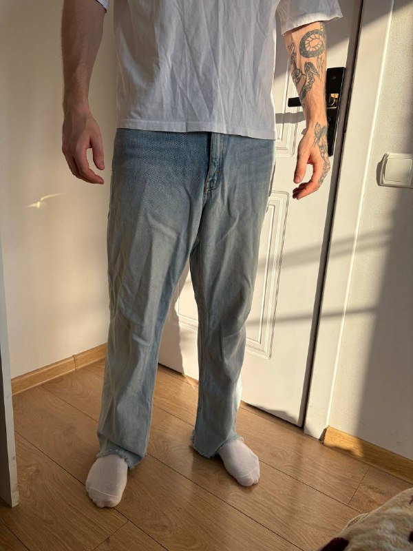 Чёрный бомбер, худи Hypers, чёрные и светло-голубые джинсы 7