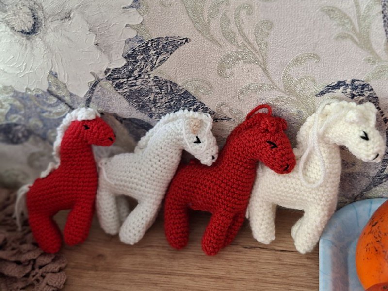 Вязаные игрушки лошадки 4 шт