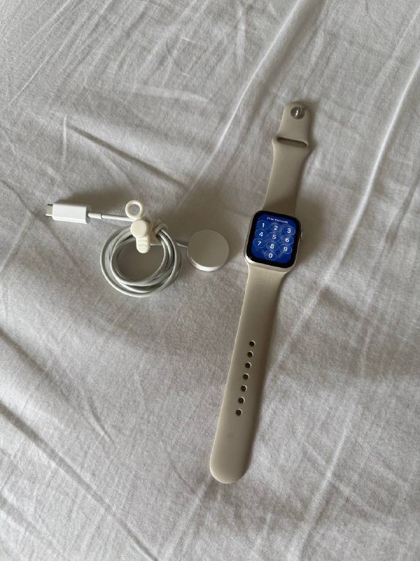 Apple Watch SE 2 с зарядным кабелем и ремешком