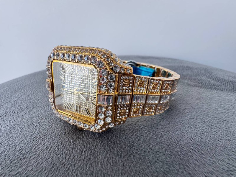 Наручные часы реплика Cartier с инкрустацией камнями 6