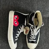 Свитшот Barbour, кеды Converse CDG 2