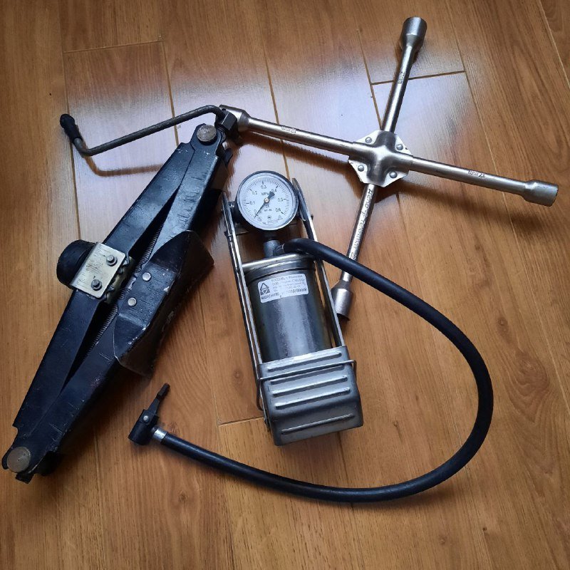 Ножной насос, баллонный ключ, домкрат комплект