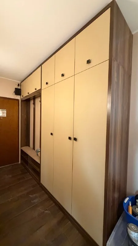 Кровать с матрасом, большой шкаф 1