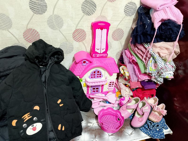 Одежда для девочки 2-4 года, обувь, домик, плавательный круг и жилет 2