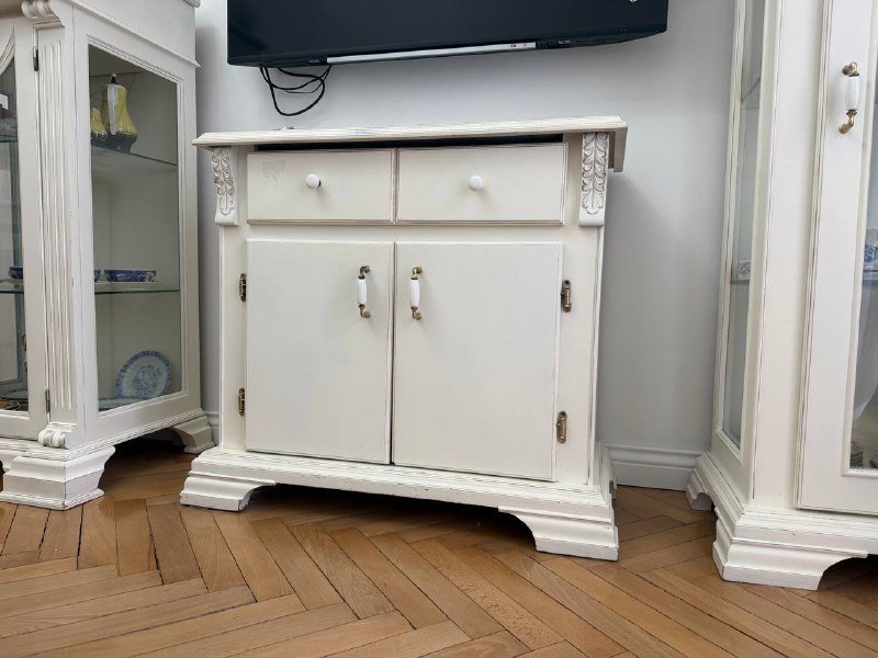 Классические шкафы и тумба