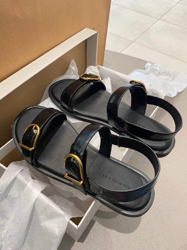 Новые сандалии Charles & Keith