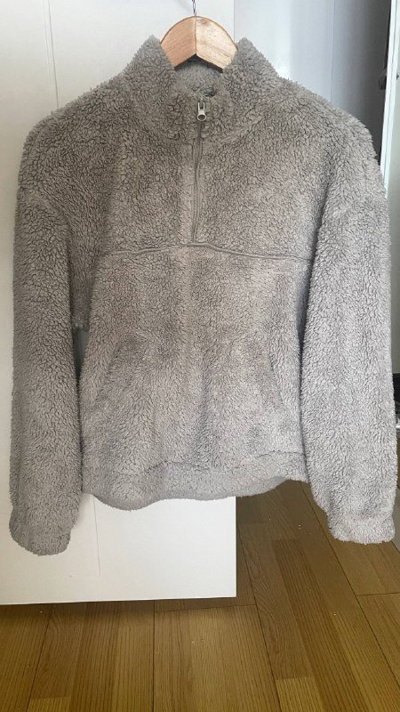 Очки, сумка-кошелек, серая кофта, джинсовая куртка 3