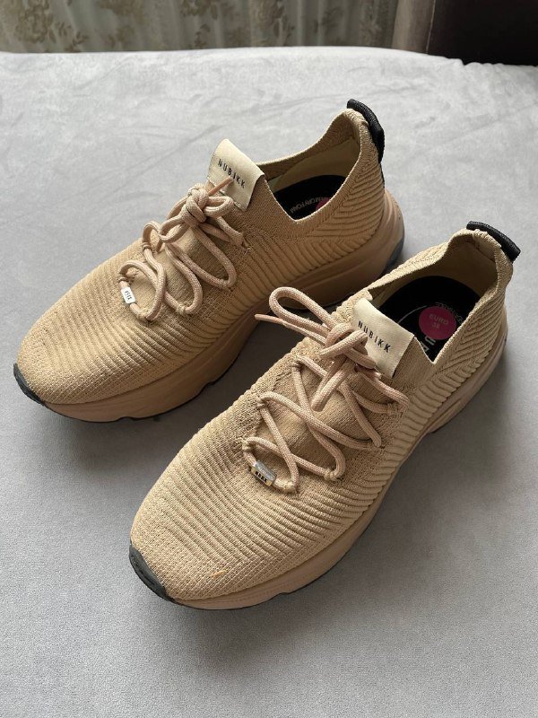 наушники, беспроводная зарядка, джинсы, штаны, кроссовки, шлепки, серебряный браслет 6