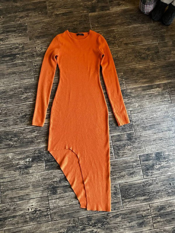 Оранжевое платье S-M теплое с разрезом