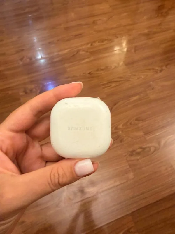 Sony WH-1000XM4, Samsung Galaxy Buds 2 1