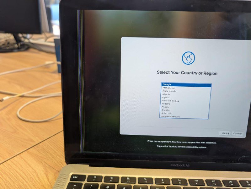 Apple M1 Air 8 core, RAM 8GB, SSD 256GB