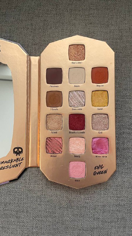 Палетка теней Essence Villains Evil Queen 3