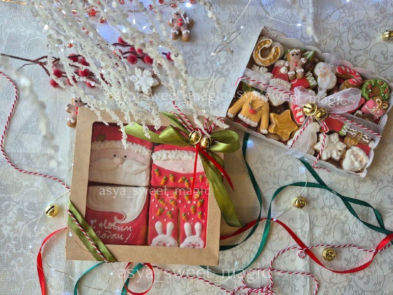 Коробка с пряниками новогодние игрушки и зефирные цветы 6