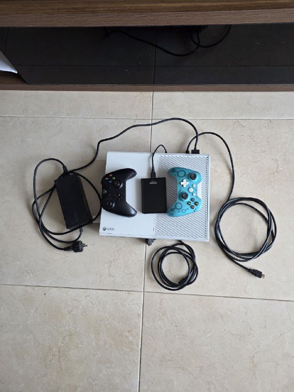 Xbox One 500 GB, 2 геймпада, блок питания, HDMI, внешний HDD ADATA 4