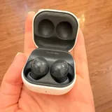Sony WH-1000XM4, Samsung Galaxy Buds 2 3
