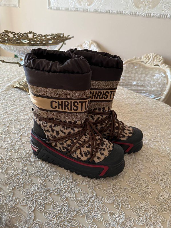 Moon boot by Dior size 39